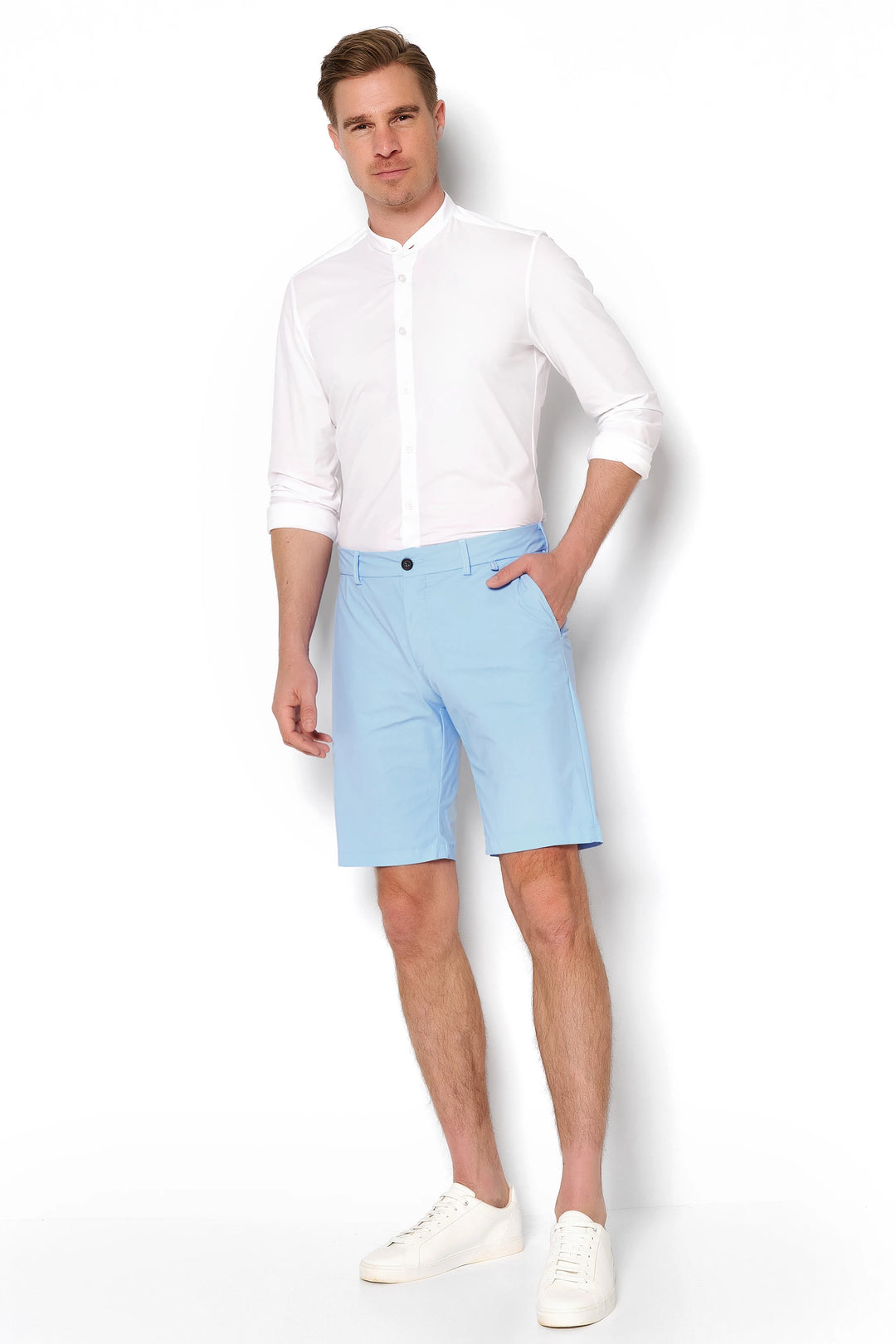 Herren Functional Bermuda 4798-92975 in Blau mit modernem Schnitt. Leichte, atmungsaktive Shorts für sommerlichen Komfort und stilvolle Freizeitlooks.