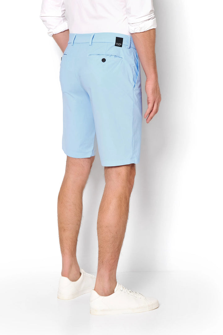 Rückansicht der blauen PURE Functional Bermuda 4798-92975 mit Gesäßtaschen und Logo-Detail. Perfekte Passform für sportliche und elegante Outfits.