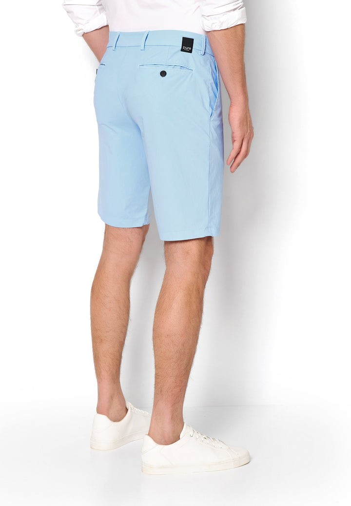 Rückansicht der blauen PURE Functional Bermuda 4798-92975 mit Gesäßtaschen und Logo-Detail. Perfekte Passform für sportliche und elegante Outfits.