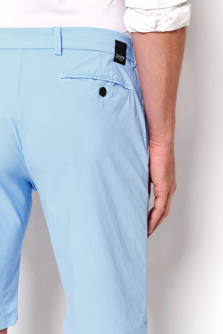 Detailaufnahme der PURE Functional Bermuda 4798-92975 in Blau mit Gesäßtasche und Markenlogo. Hochwertige Verarbeitung für maximalen Tragekomfort.