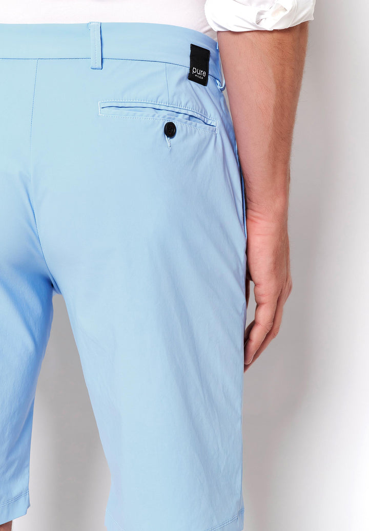 Detailaufnahme der PURE Functional Bermuda 4798-92975 in Blau mit Gesäßtasche und Markenlogo. Hochwertige Verarbeitung für maximalen Tragekomfort.