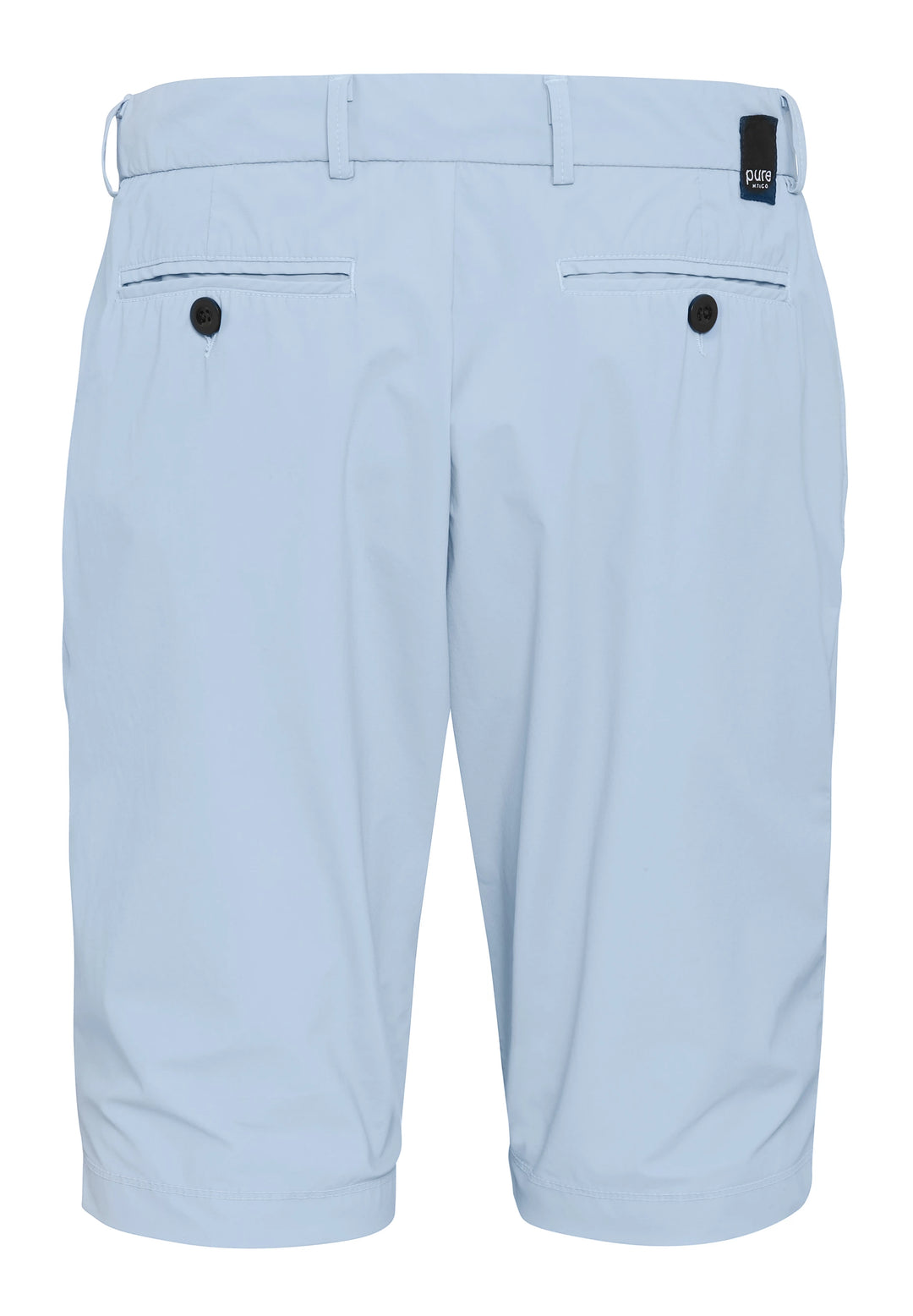 Rückansicht der PURE Functional Bermuda 4798-92975 in Blau mit zwei Knopf-Gesäßtaschen und Logo-Patch. Stilvolle Herren-Shorts für warme Tage.