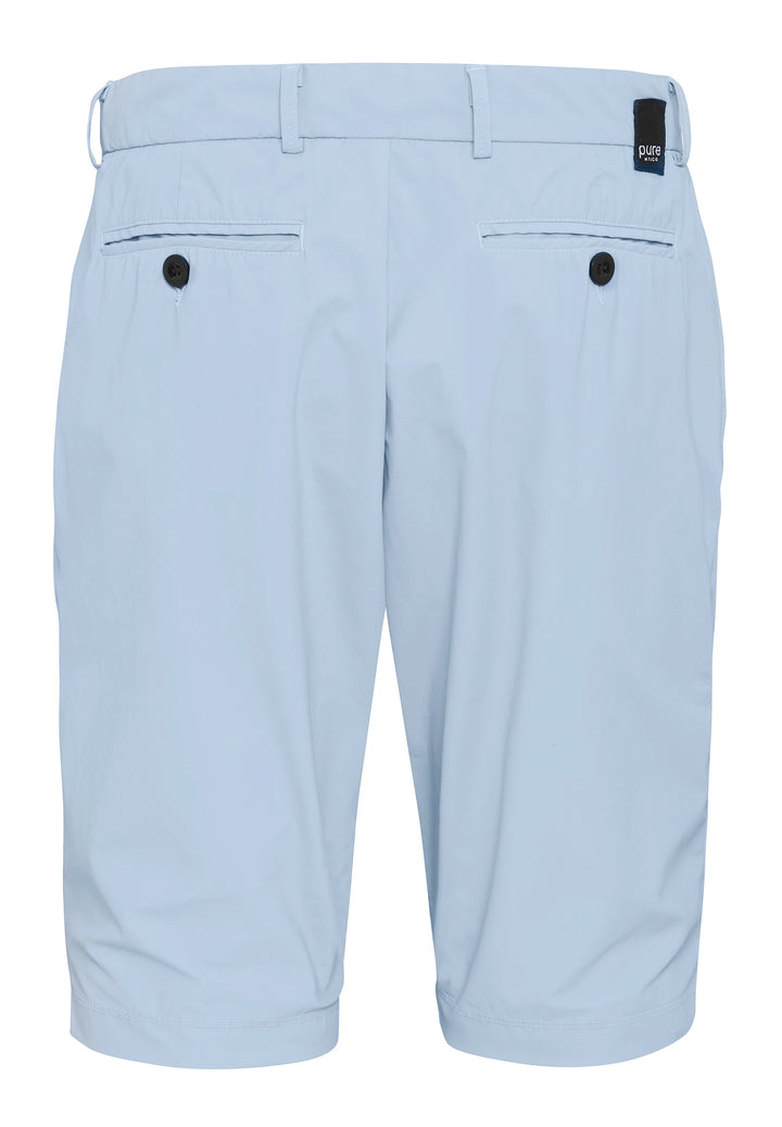 Rückansicht der PURE Functional Bermuda 4798-92975 in Blau mit zwei Knopf-Gesäßtaschen und Logo-Patch. Stilvolle Herren-Shorts für warme Tage.