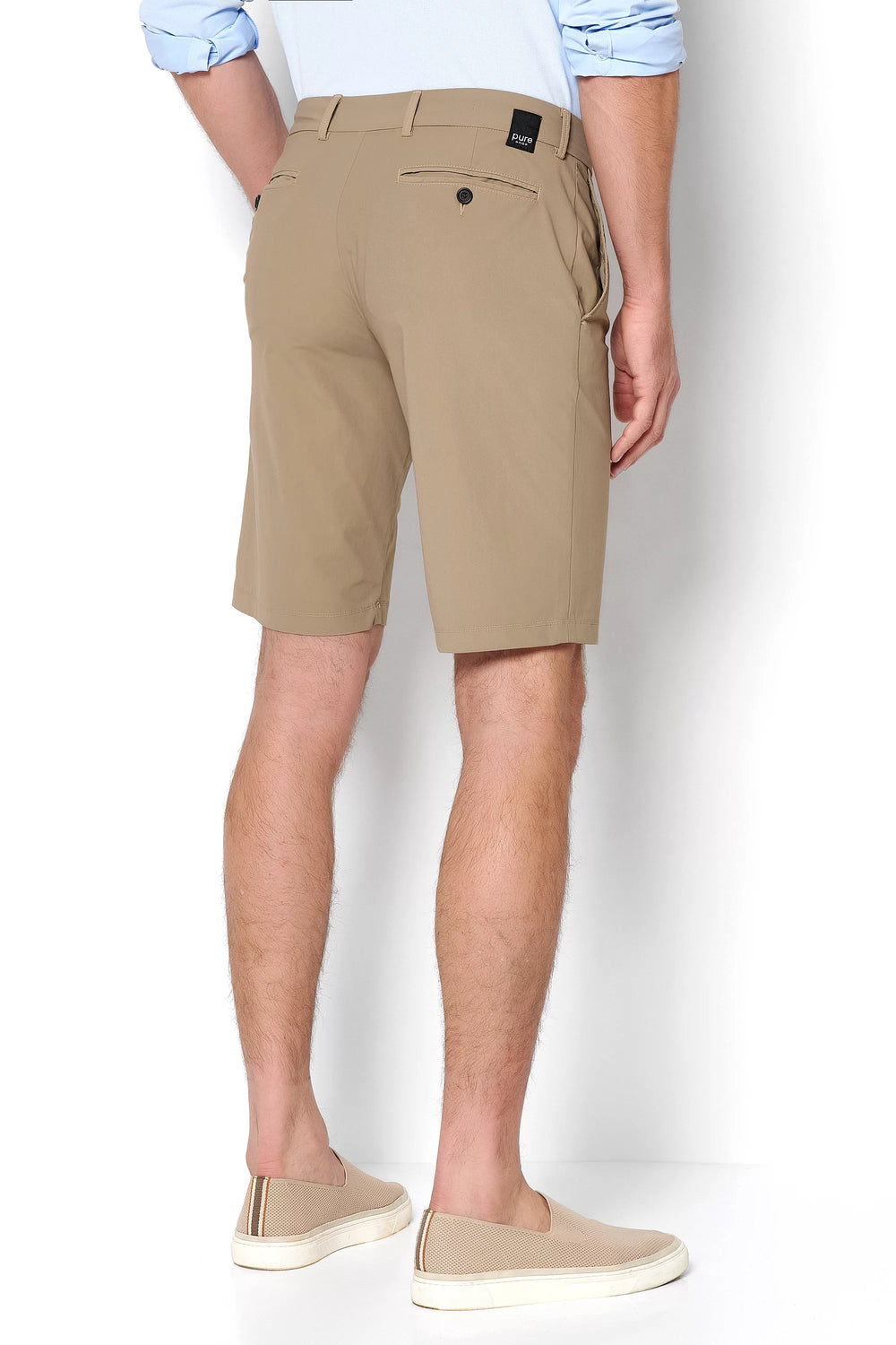 Rückansicht der 4798-92975 PURE Functional Bermuda in Beige, stilvolle Herrenshorts mit praktischen Gesäßtaschen und funktionalem Design.