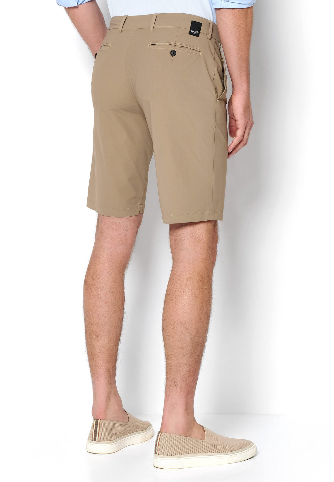 Rückansicht der 4798-92975 PURE Functional Bermuda in Beige, stilvolle Herrenshorts mit praktischen Gesäßtaschen und funktionalem Design.