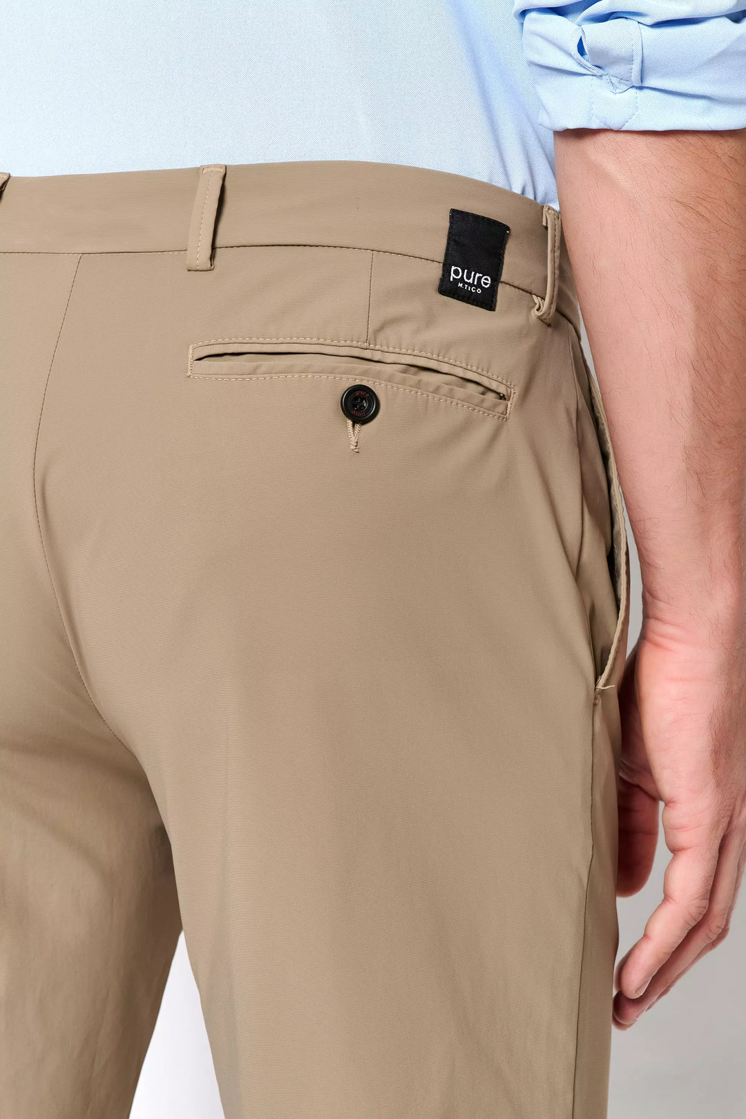 Detailansicht der 4798-92975 PURE Functional Bermuda, zeigt die Gesäßtasche mit Knopfverschluss und das dezente PURE-Logo auf dem Bund.