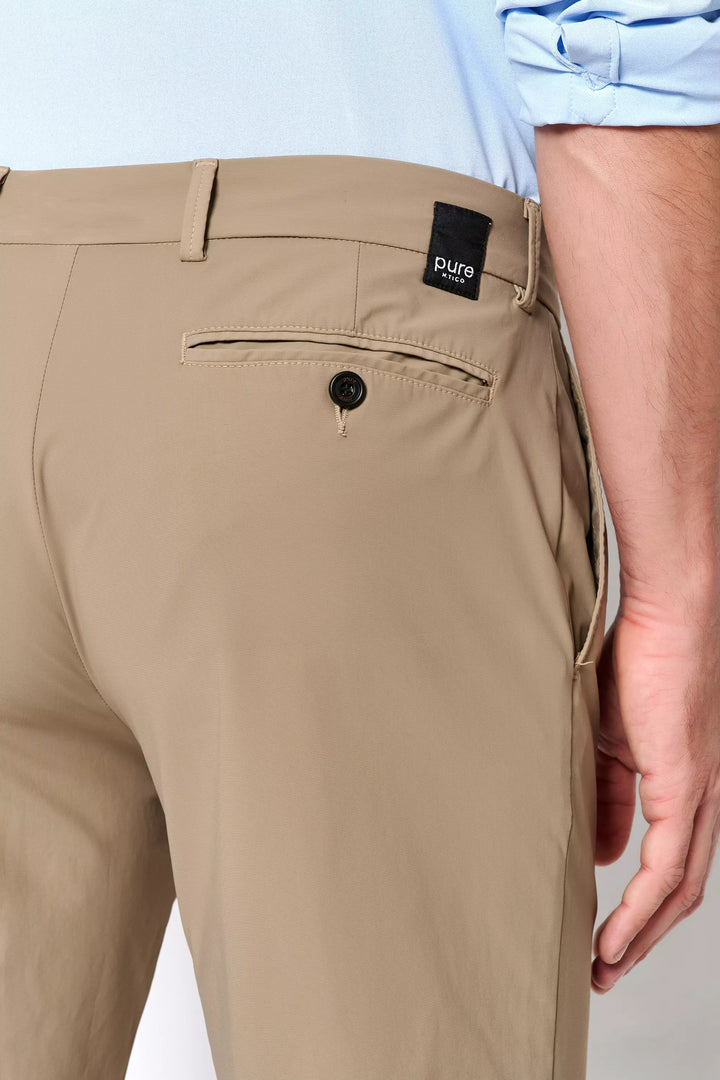 Detailansicht der 4798-92975 PURE Functional Bermuda, zeigt die Gesäßtasche mit Knopfverschluss und das dezente PURE-Logo auf dem Bund.