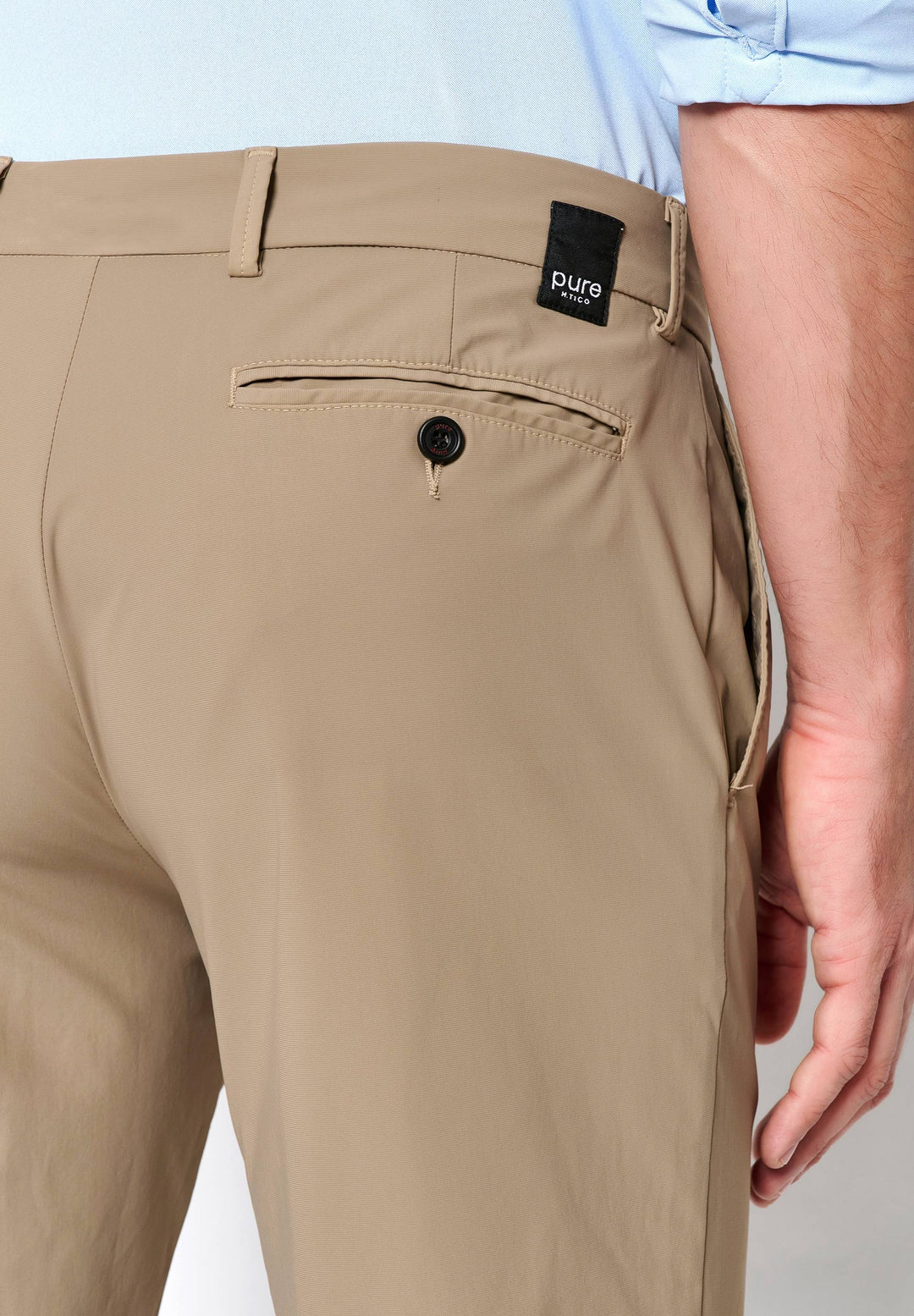 Detailansicht der 4798-92975 PURE Functional Bermuda, zeigt die Gesäßtasche mit Knopfverschluss und das dezente PURE-Logo auf dem Bund.