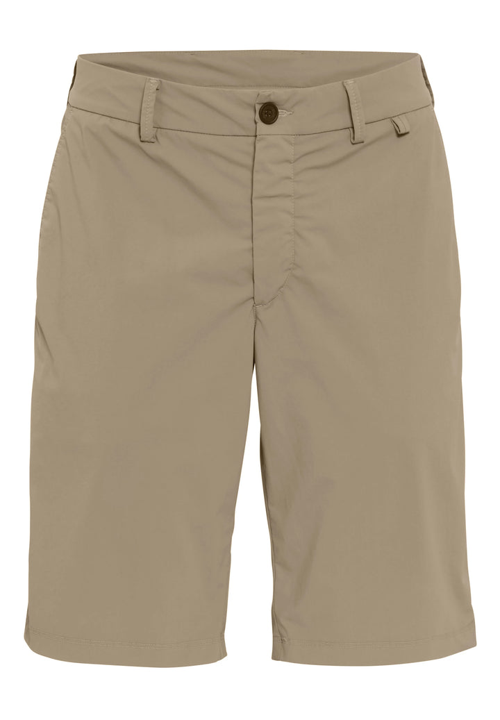 Vorderansicht der 4798-92975 PURE Functional Bermuda in Beige, klassische Herrenshorts mit Knopf- und Reißverschluss sowie Gürtelschlaufen.