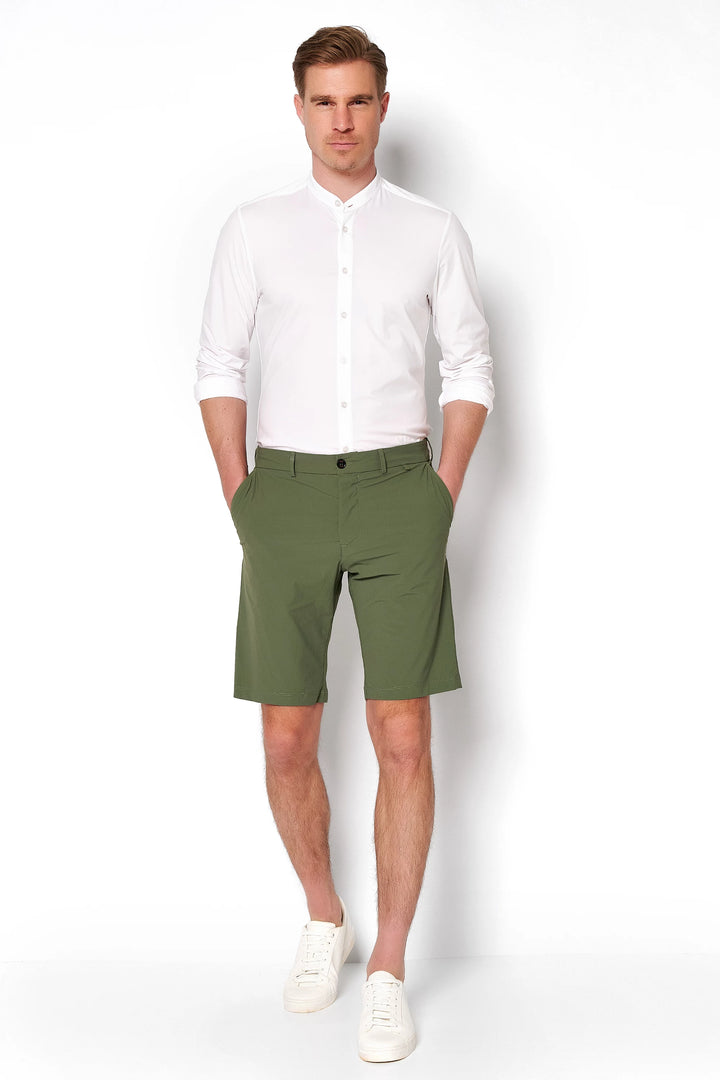Grüne 4798-92975 PURE Functional Bermuda für Herren mit funktionalem Fit, ideal für Freizeit und Alltag. Leichte, bequeme Shorts mit modernem Design.