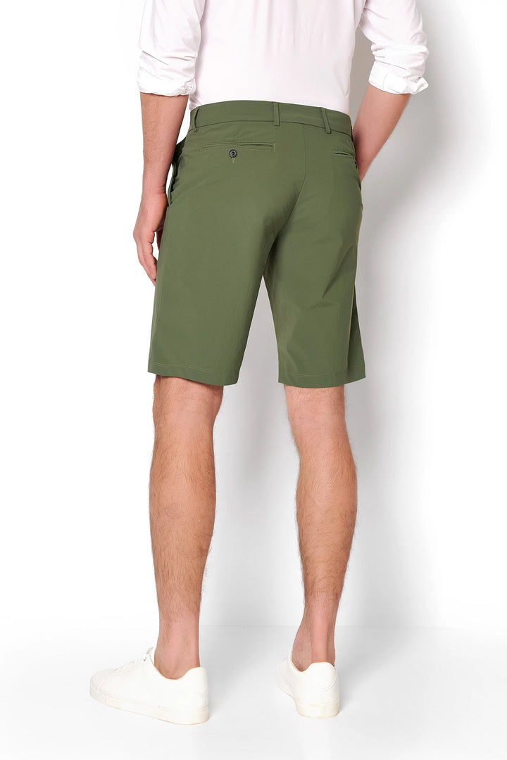 Rückansicht der 4798-92975 PURE Functional Bermuda in Grün mit Gesäßtaschen und funktionalem Schnitt. Perfekte Herren-Shorts für Komfort und Stil.