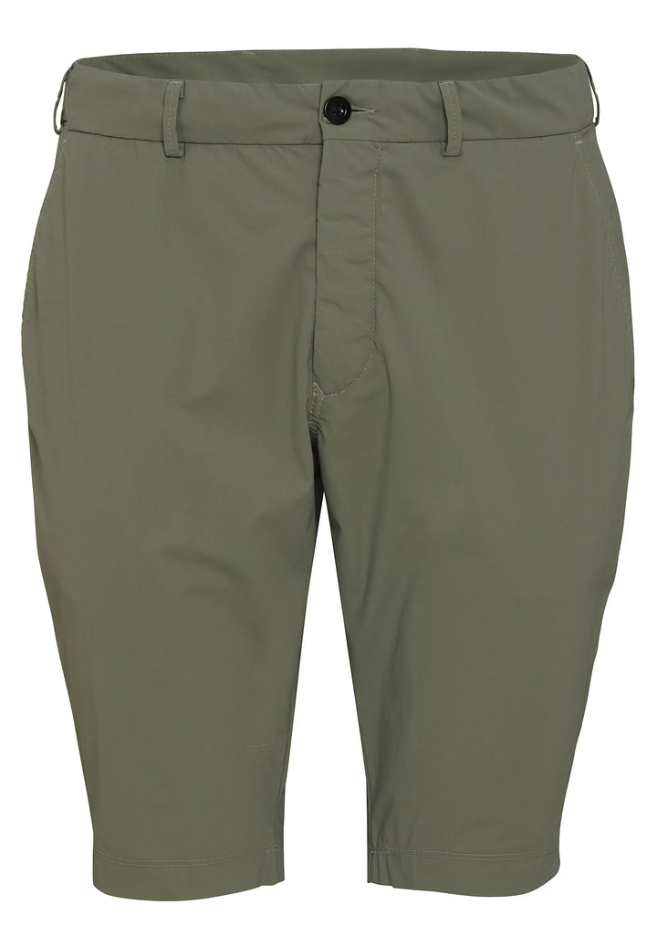 Vorderansicht der 4798-92975 PURE Functional Bermuda in Grün mit Knopf- und Reißverschluss. Funktionale Herren-Shorts für vielseitige Einsätze.