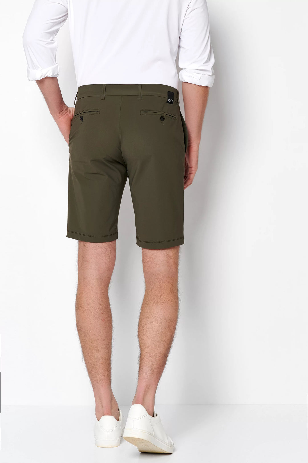 Rückansicht der 4798-92975 PURE Functional Bermuda in Grün mit eleganten Gesäßtaschen. Funktionale Herren-Shorts für stilvolle Sommer-Outfits.