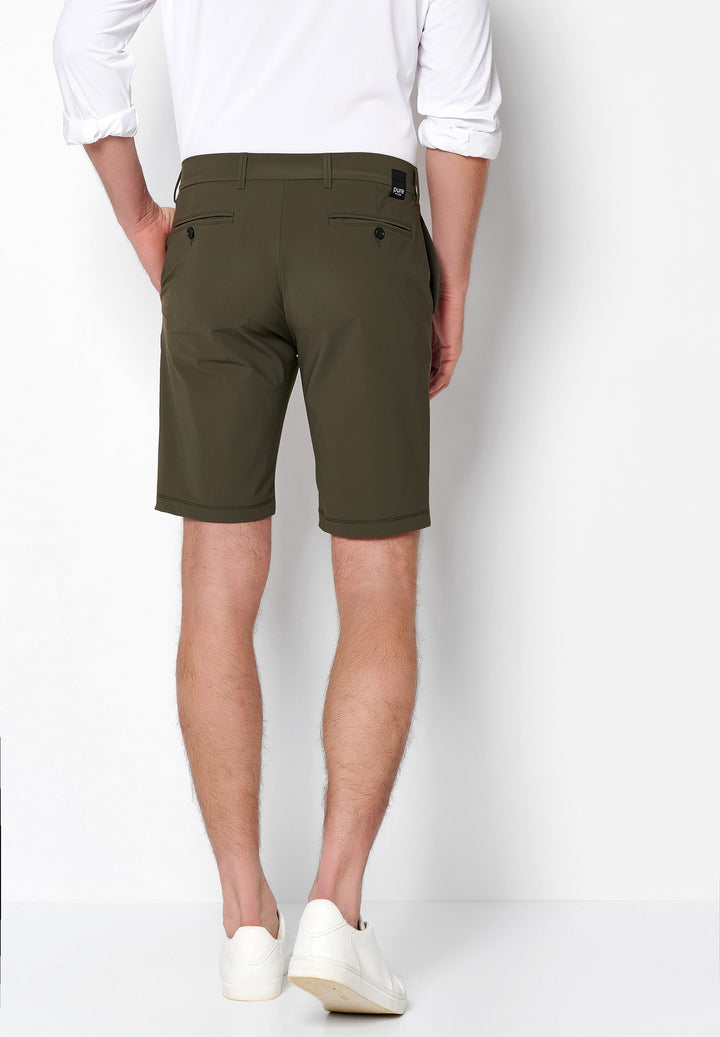 Rückansicht der 4798-92975 PURE Functional Bermuda in Grün mit eleganten Gesäßtaschen. Funktionale Herren-Shorts für stilvolle Sommer-Outfits.