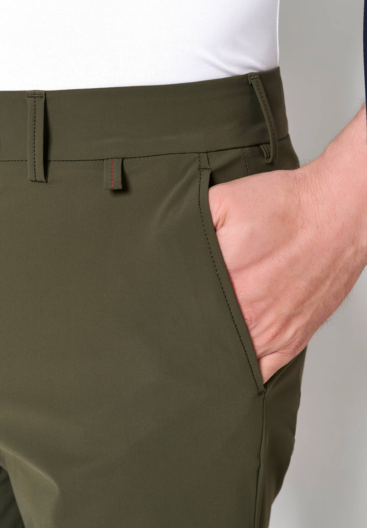 Detailansicht der 4798-92975 PURE Functional Bermuda in Grün mit seitlicher Eingrifftasche. Hochwertige Verarbeitung für maximalen Tragekomfort.