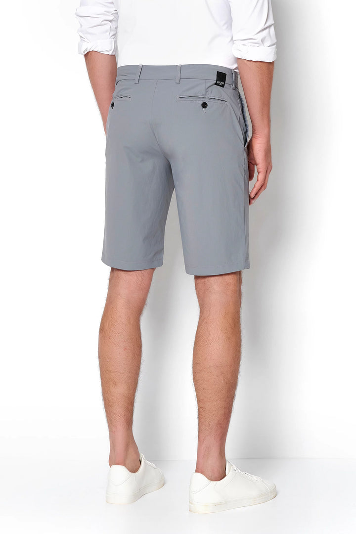 Rückansicht der 4798-92975 PURE Functional Bermuda in Grau. Stilvolle Herrenshorts mit Gesäßtaschen und elastischem Material für optimalen Komfort.