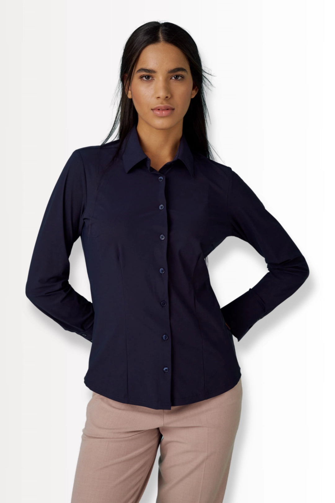 Damen Functional Bluse 7700-91910 in Blau, Slim Fit mit Langarm. Elegantes Design mit Knopfleiste und klassischem Kragen für Business und Alltag.