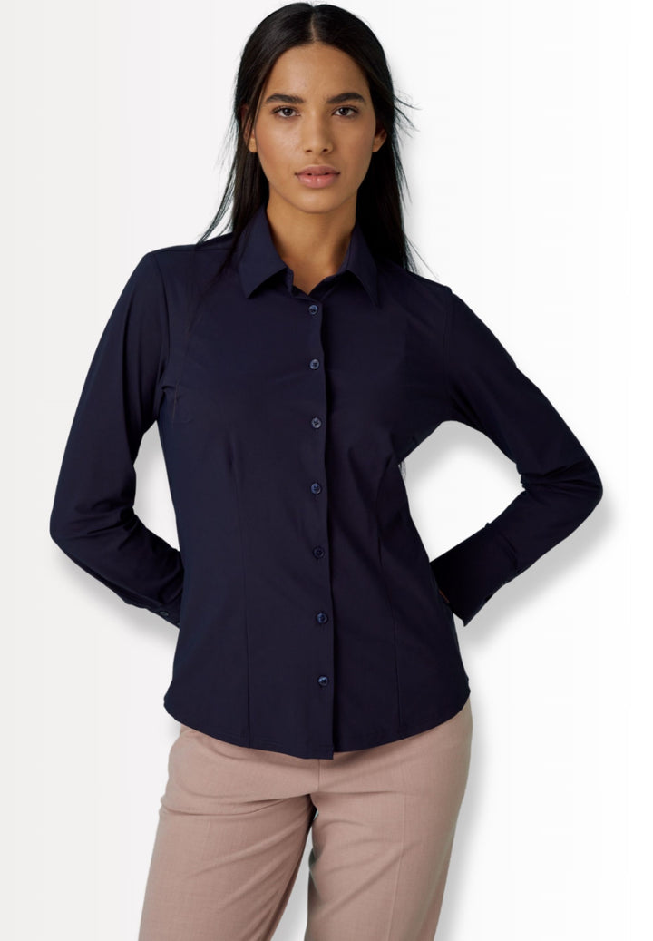 Damen Functional Bluse 7700-91910 in Blau, Slim Fit mit Langarm. Elegantes Design mit Knopfleiste und klassischem Kragen für Business und Alltag.