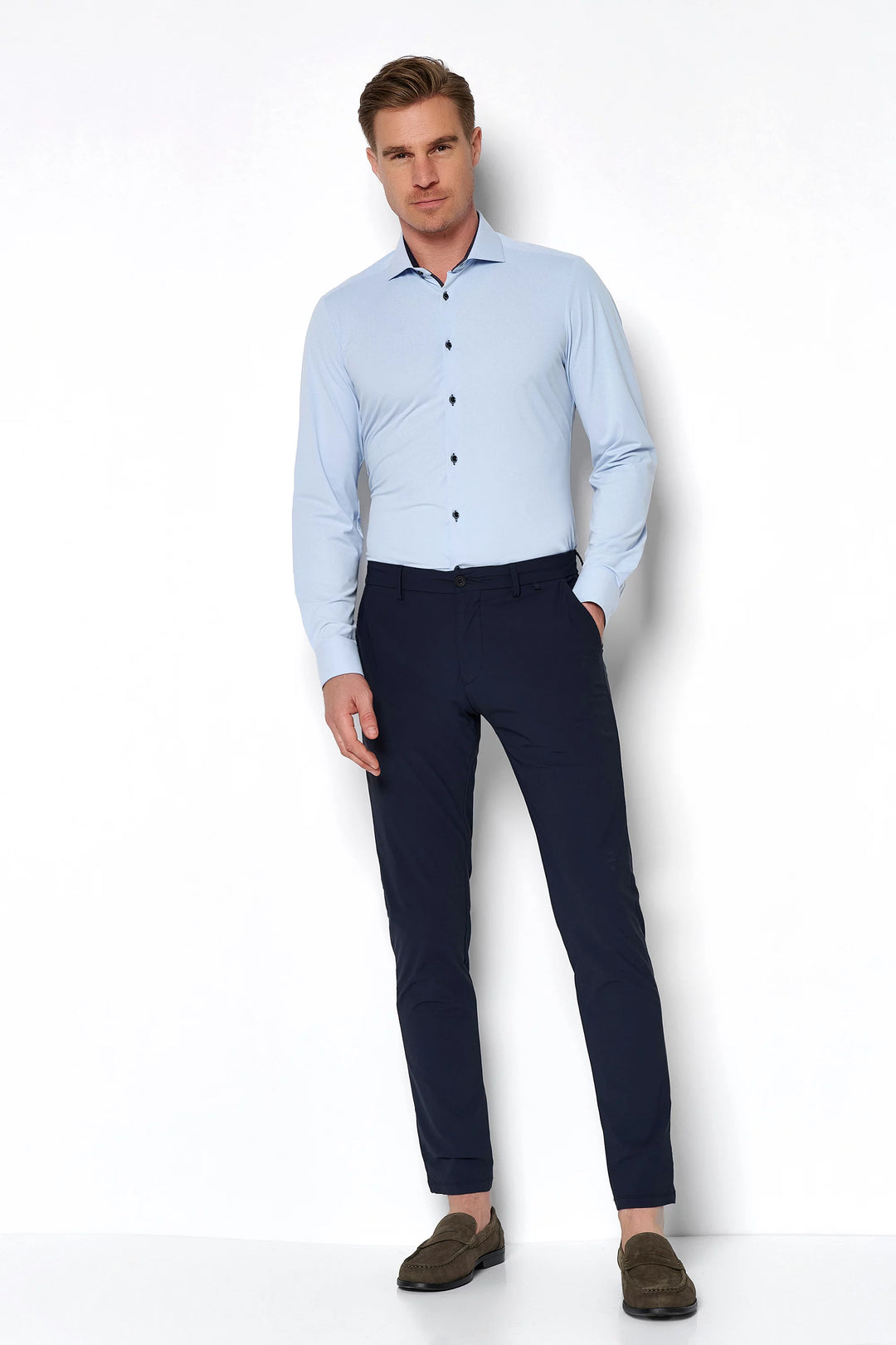 D31410-99200 - Functional Hose in Blau für Herren mit modernem Schnitt. Kombiniert mit einem hellblauen Hemd für einen stilvollen Look.