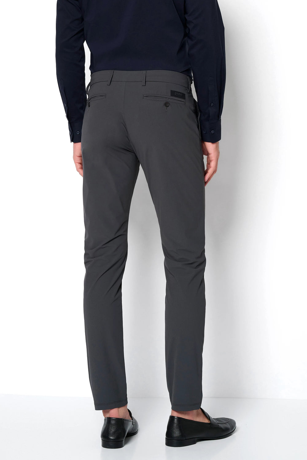 Rückansicht der grauen Herren Functional-Hose D31410-99200 mit schmalem Schnitt und elastischem Material für optimalen Tragekomfort.