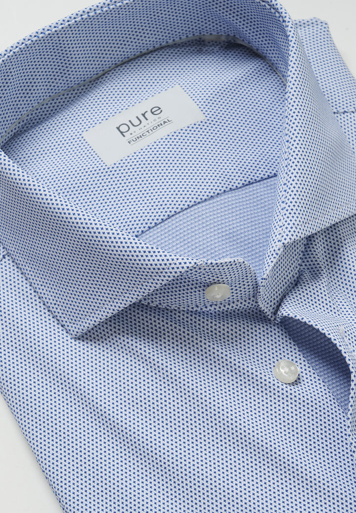 Blaues Functional Hemd mit kleinteiligem Muster und Pure by Hatico Markenetikett am Kragen