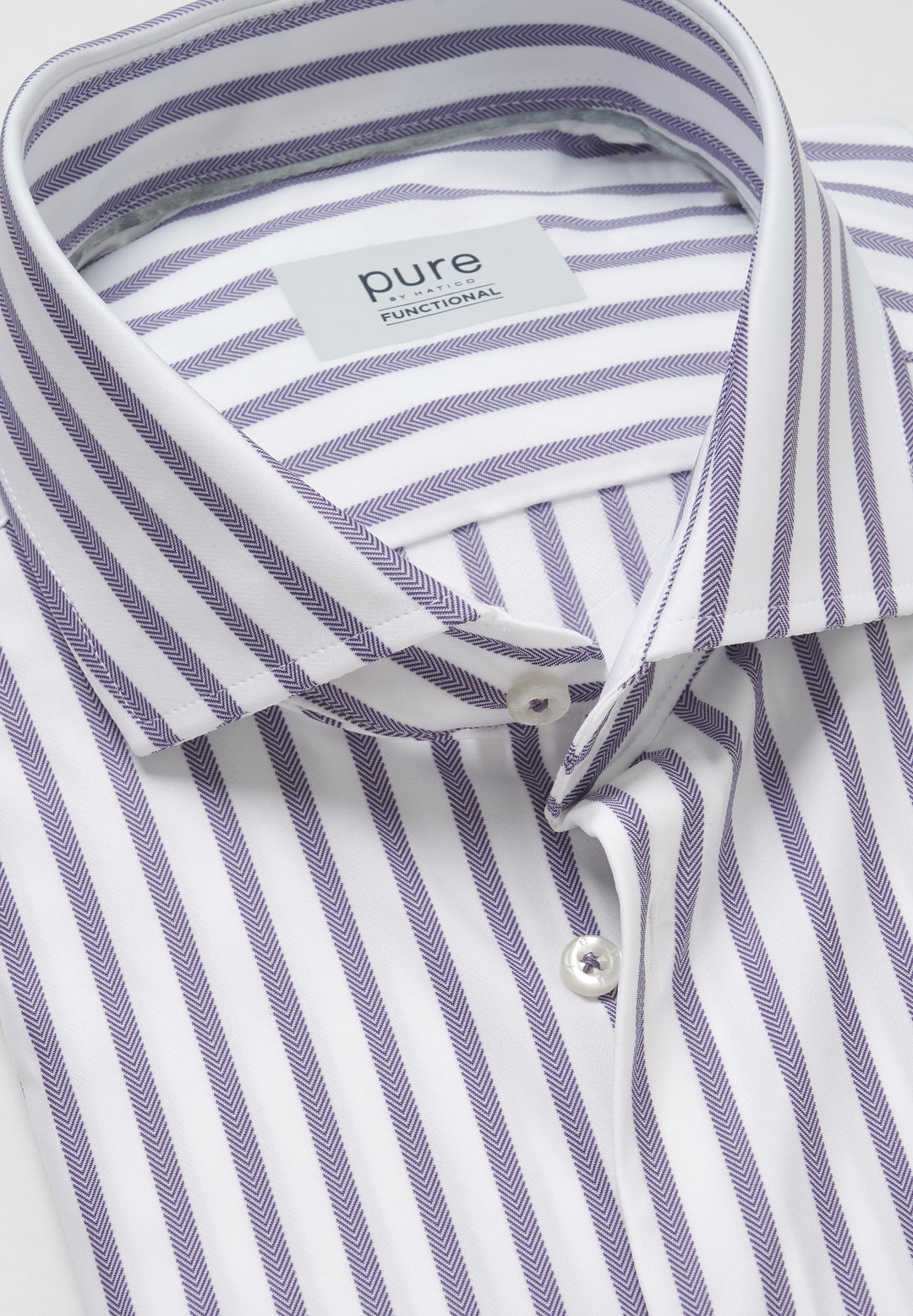 Detailansicht des violett gestreiften Pure Functional Hemdes mit Kentkragen und Knopfleiste