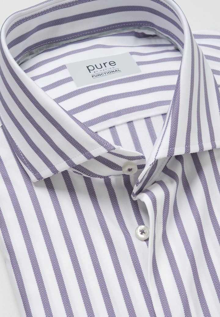 Detailansicht des violett gestreiften Pure Functional Hemdes mit Kentkragen und Knopfleiste