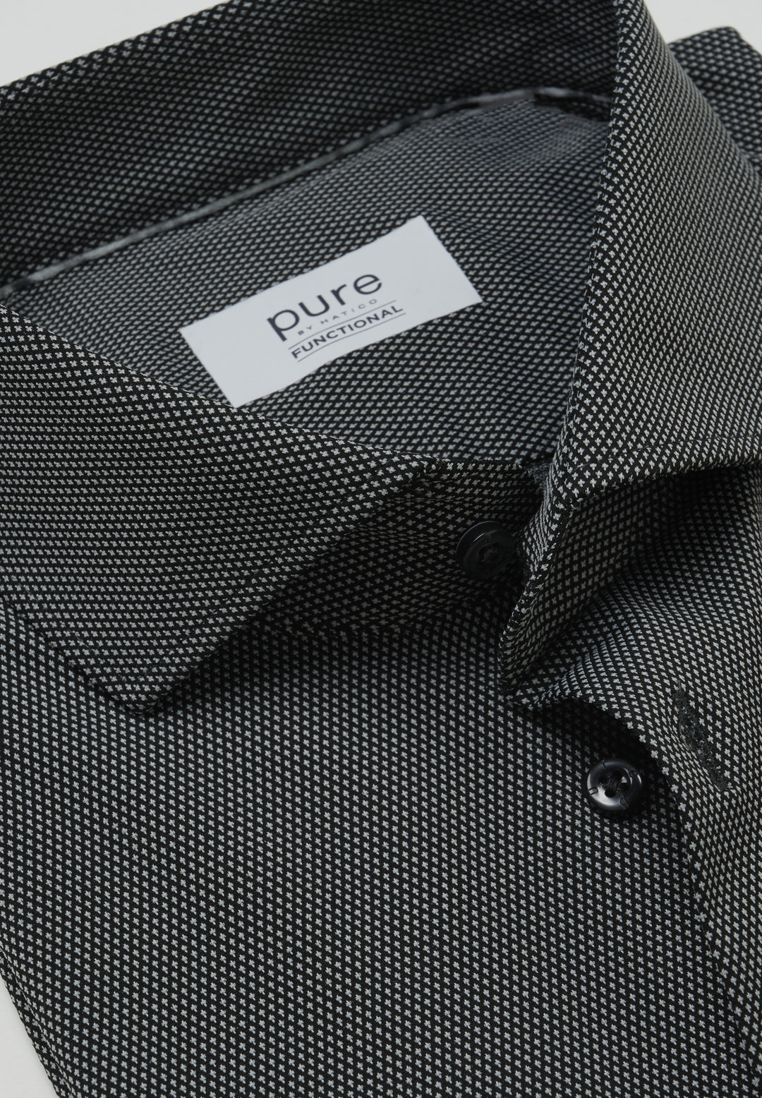 Graues Functional Hemd mit feinem Muster und Pure by Hatico Markenetikett am Kragen