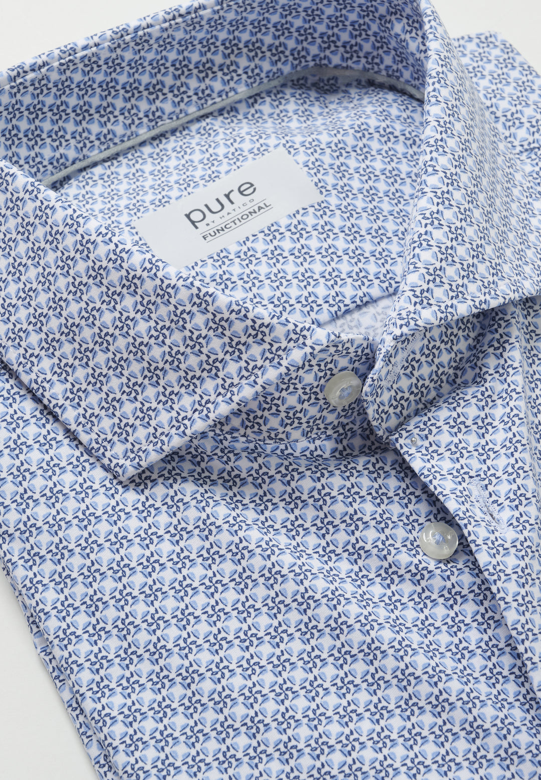 Blaues Functional Hemd mit kleinteiligem geometrischem Muster und Kentkragen