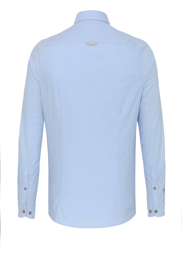 Rückansicht des Slim Fit Trachtenhemds für Herren in Blau. Hochwertiges Oxford-Gewebe, pflegeleicht und ideal für traditionelle sowie moderne Looks.