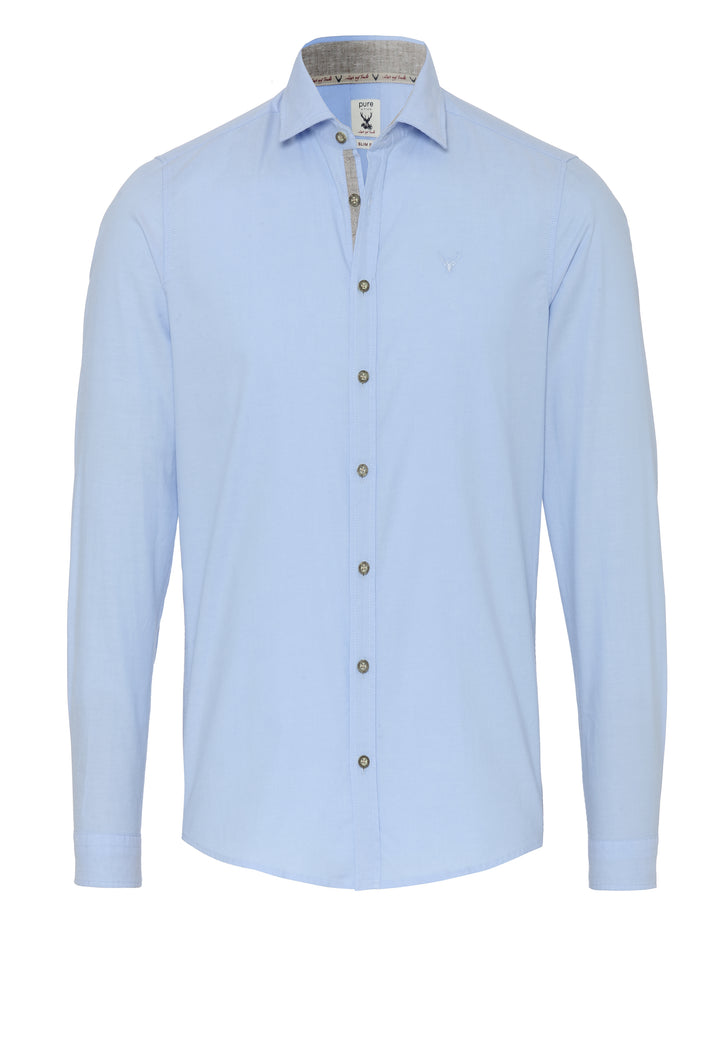 Tracht Hemd Slim Fit für Herren in Blau. Elegantes, unifarbenes Langarm-Trachtenhemd mit Kent Kragen aus 98% Baumwolle und 2% Elasthan.